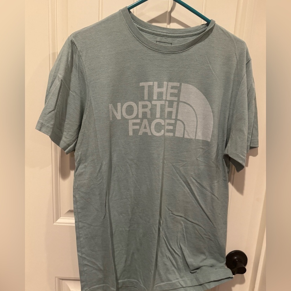 Men’s Northface tshirt see photos